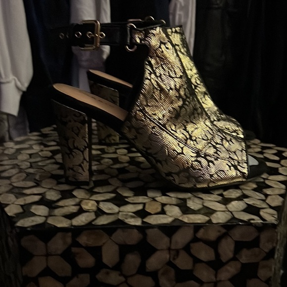 Torrid new gold and black block heels - Picture 2 of 6